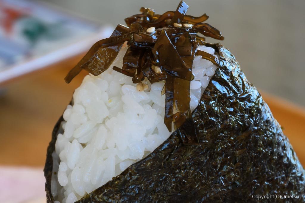 「東京みずほ 街仲食堂 by ジーバーFOOD」の、昆布おむすび
