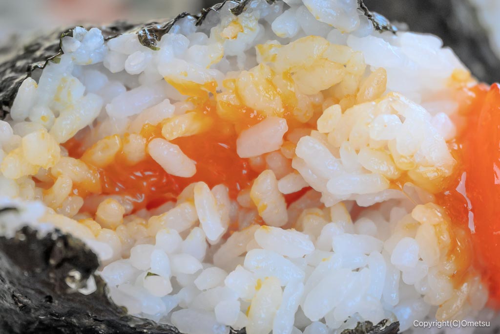 「東京みずほ 街仲食堂 by ジーバーFOOD」の、漬け卵黄おむすび